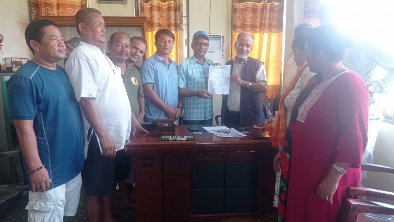 अव्यवस्थित रूपमा फोहोर नफाल्न बिभिन टोल बिकास समितिहरुद्वारा वडा कार्यालयको ध्यानाकर्षण ।