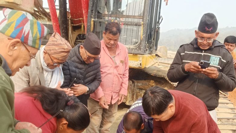 त्रियुगा नदीमा निमार्णधिन हडिया र देवधार जोड्ने पुलको काम फेरी सुचारु ।