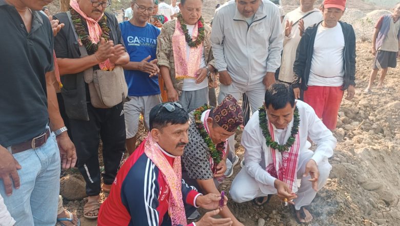 बसहा अजिंगरेस्थित कालिखोलामा कल्भर्टको शिलान्यास ।