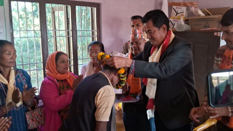 चौदण्डीगढीमा काङ्ग्रेस, माओवादी केन्द्र परित्याग गरी थप १४ जना नेकपा एमालेमा प्रबेश ।