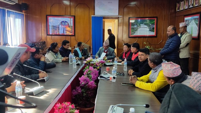 त्रियुगा नदीमाथीको भत्किएको पुलको पुनःनिमार्णको काम शुरु नगरिए मन्त्रालयमै धर्ना बस्ने चेतावनी ।