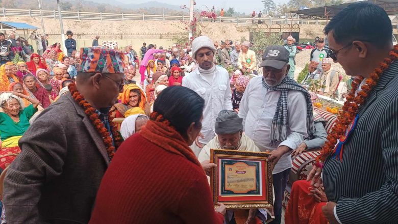चौदण्डीगढी नगरपालिका वडा नम्बर ९ द्वारा जेष्ठ नागरिकलाई सम्मान ।