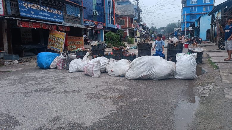 बेल्टार बजारको फोहर न उठेपछि स्थानिय ब्यापारीद्वारा मुख्य बाटोमा फोहर राखेर बिरोध प्रदर्शन ।