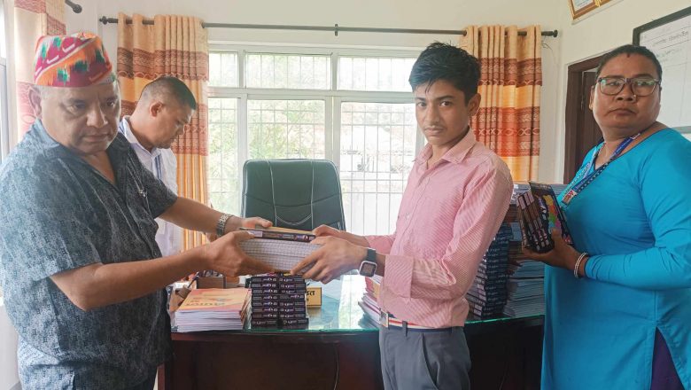 वडा कार्यालयद्वारा शैक्षिक सामाग्री वितरण ।