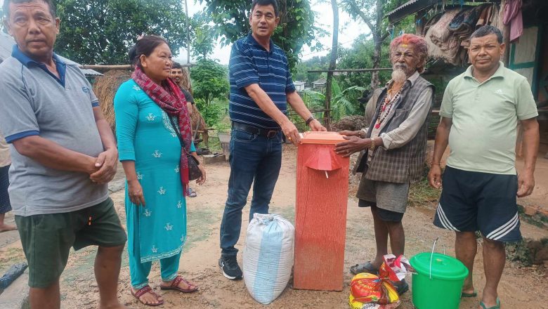 चौदण्डीगढी नगरपालिकाद्वारा अति बिपन्न दलित परिवारलाई पानी छान्ने वायोस्याण्ड फिल्टर वितरण ।