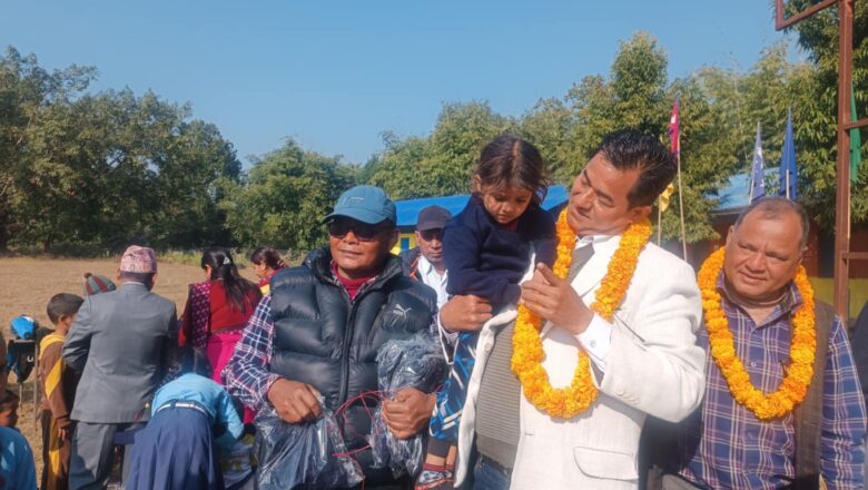 चौदण्डीगढी नगरपालिकाद्वारा नगरमा संचालित सामुदायिक बिद्यालयमा अध्ययनरत बिद्यार्थीहरुलाई स्वीटर वितरण ।