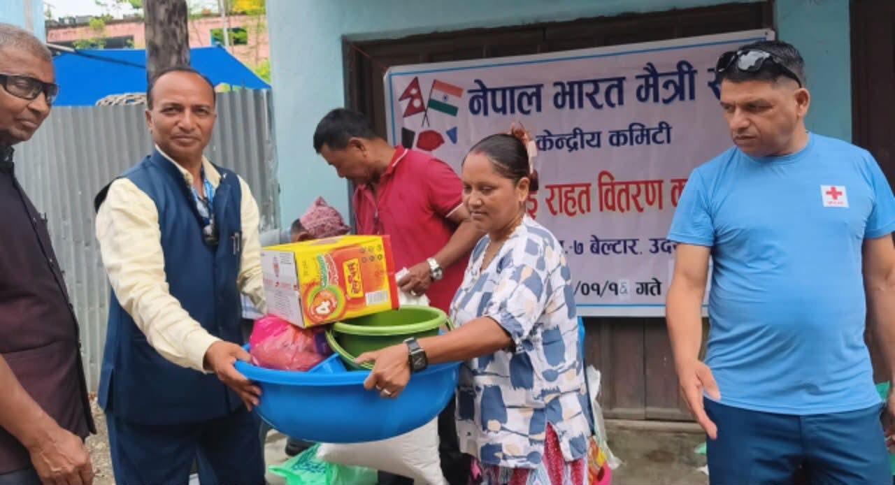 बेल्टार बजारमा भएको आगलागीबाट पीडित परिवारलाई थप राहत सामग्री प्रदान ।